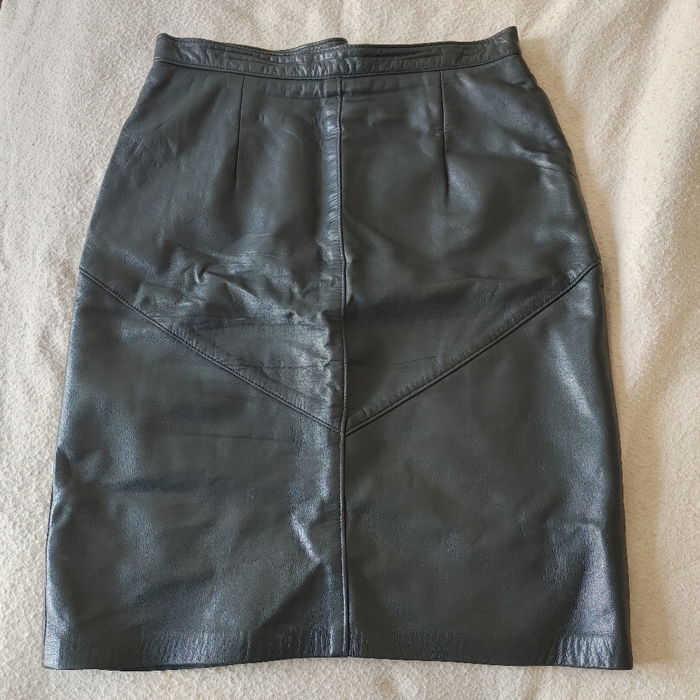 Danier Skirt in💯% genuine leather